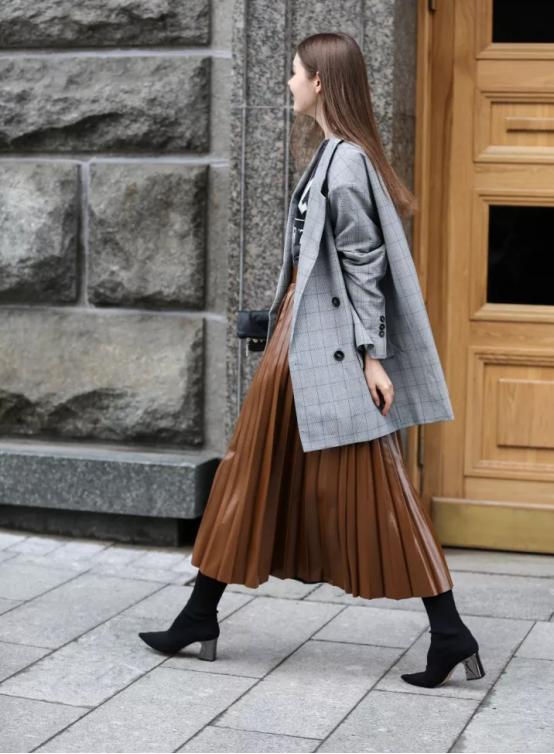 秋天穿裙子好看还是裤子好看,半身迷笛裙穿搭