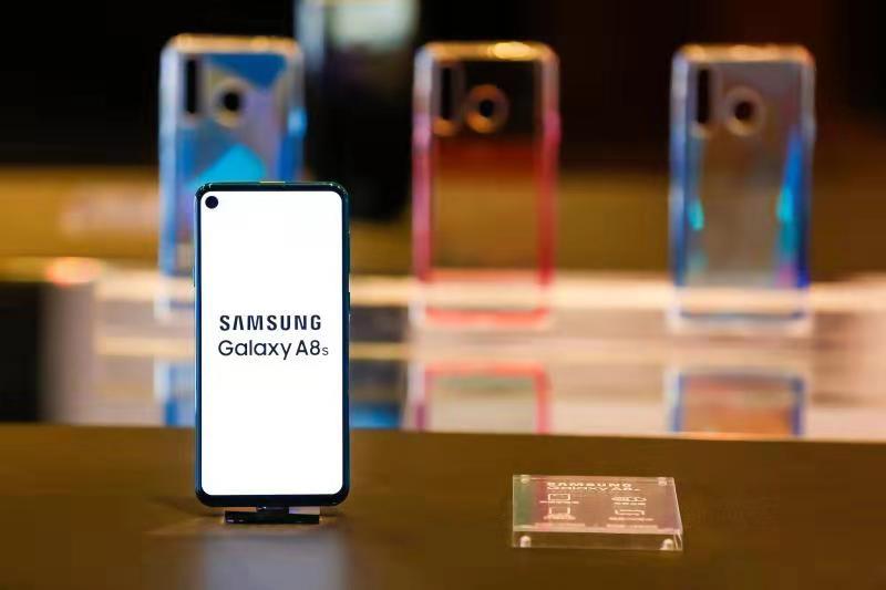 手机X潮牌跨界引风波，Supreme意大利：我也是正统！