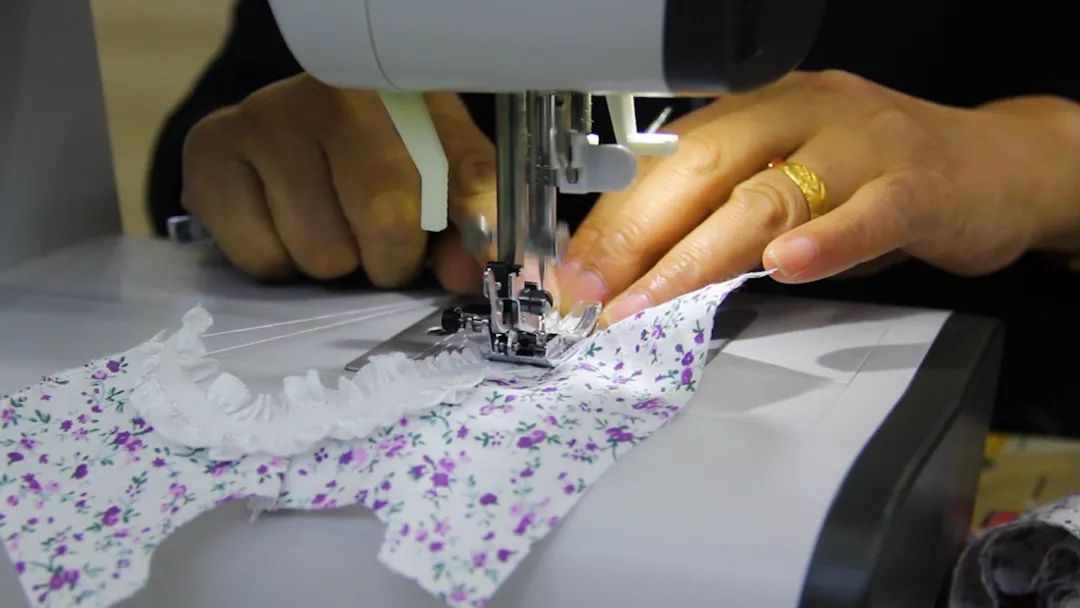 手残党制作娃娃衣服教程,衣物改造变玩偶