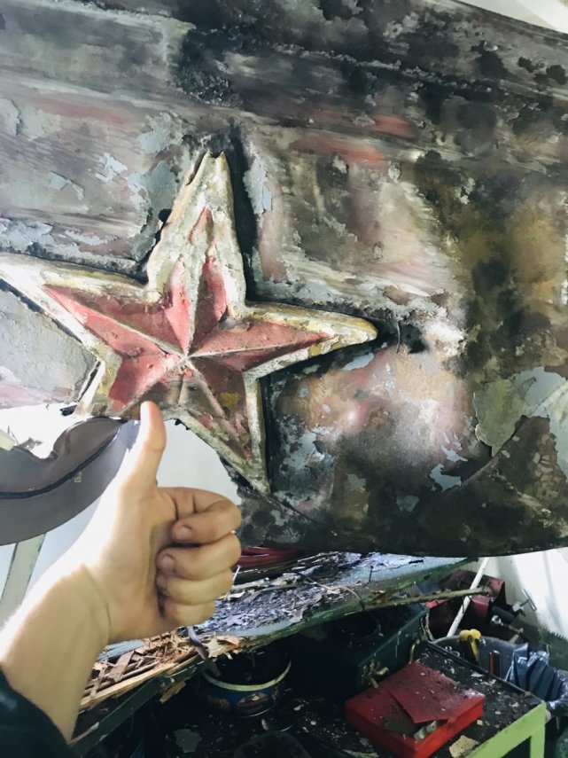 捡了大便宜！俄舰与货船相撞，舰艏红星掉落，竟成货船水手战利品