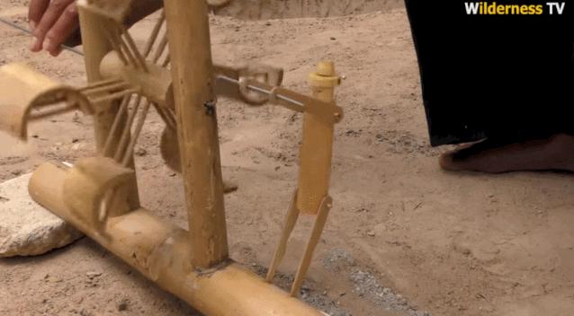 小哥哥徒手建房子,小伙为流浪狗打造温馨的城堡