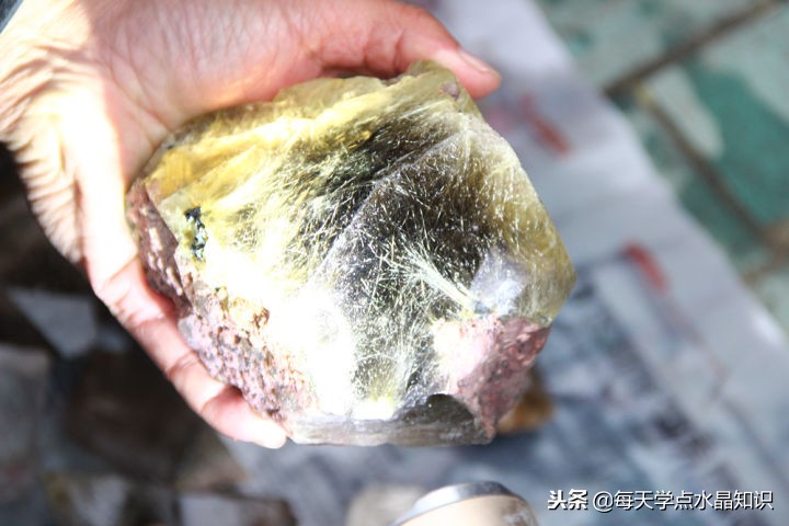 摸黑赶水晶原料交易早市去晚一晚人影都找着了