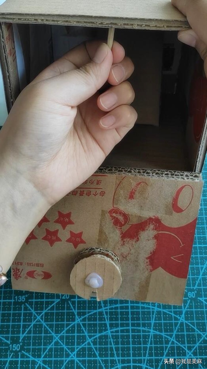 用废纸箱diy密码存钱罐，存钱方式很好玩，宝宝非常喜欢