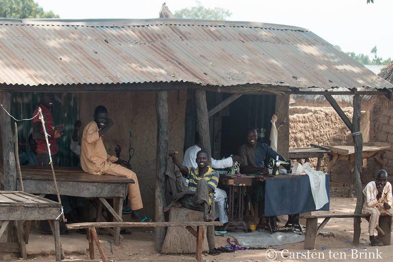 非洲为何实行一夫多妻制?黑人小伙说:因为80%是女性