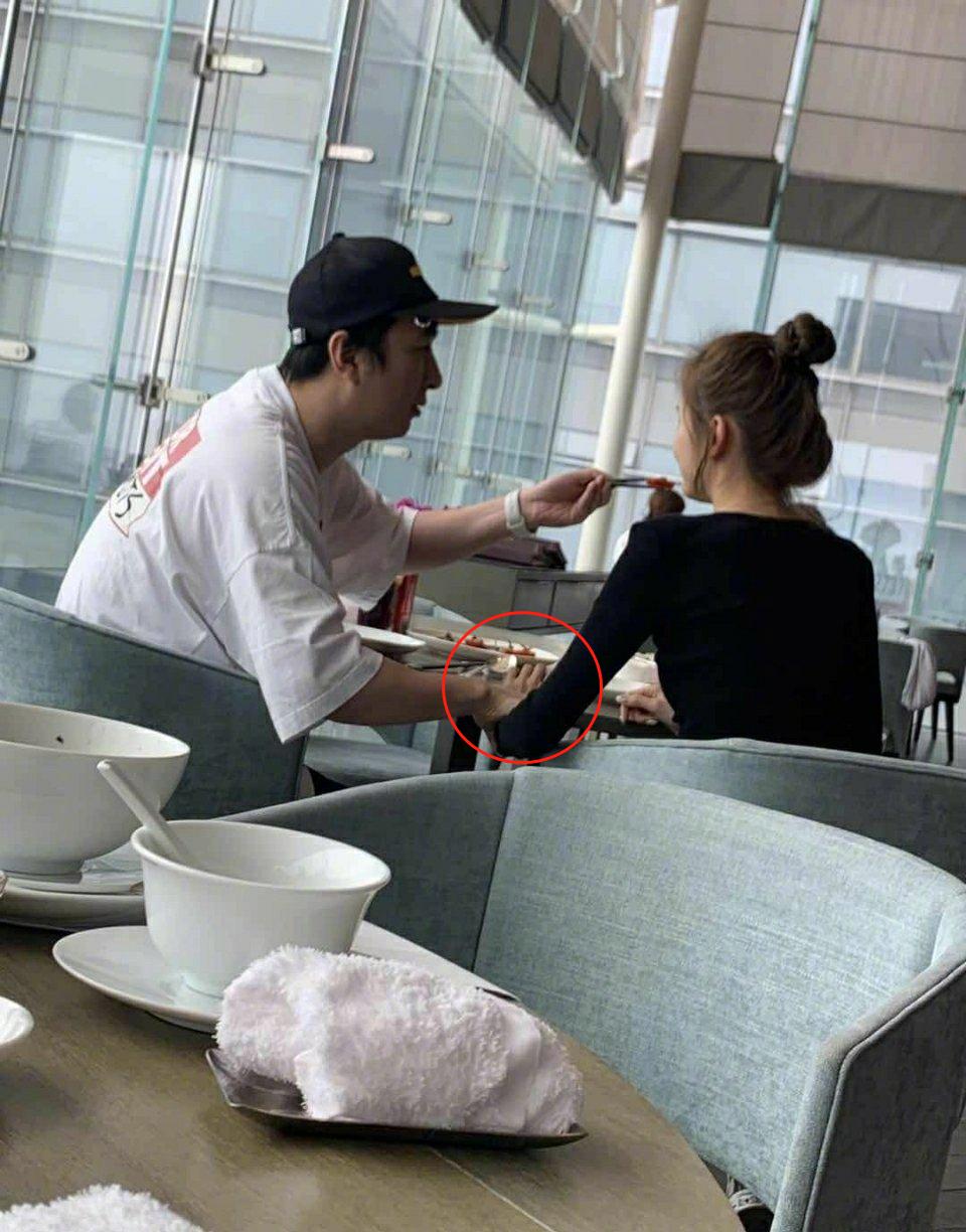 王思聪新恋情被曝,王思聪疑与女伴穿情侣装