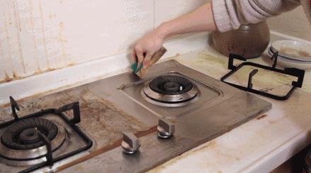 油烟机脏了不要傻傻拆下来清洗,油烟机污渍太久了怎么清洗干净