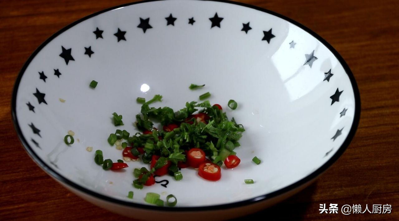 这是牛肉汤的懒人做法，肉嫩无腥味，好喝不油腻，味道香