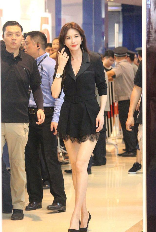 林志玲穿黑裙亮相好身材惹人羡,林志玲深v裙亮相