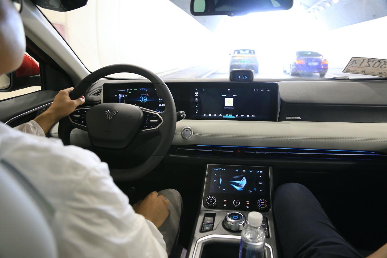 把车钥匙做成指尖陀螺？这才是纯电SUV里的“创意玩家”