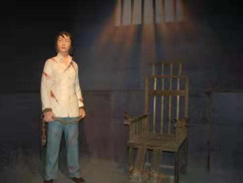 敌人用铁丝穿透她的锁骨和乳房，割掉她的双乳，遭千刀祸刑的英烈