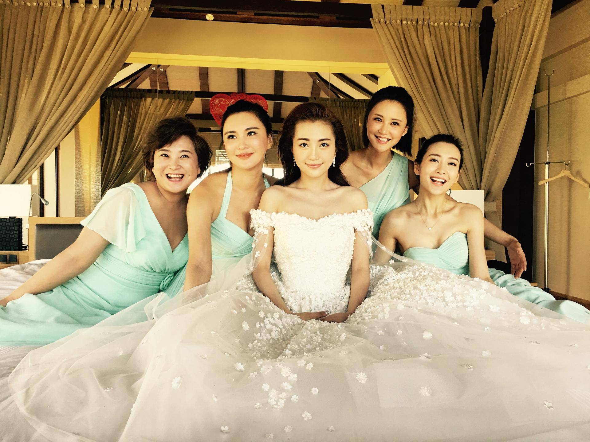 阿娇最漂亮的伴娘服,阿娇伴娘服装图片