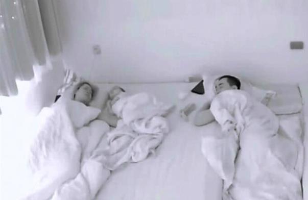 一岁宝宝深夜喝奶,一岁婴儿自己喝奶