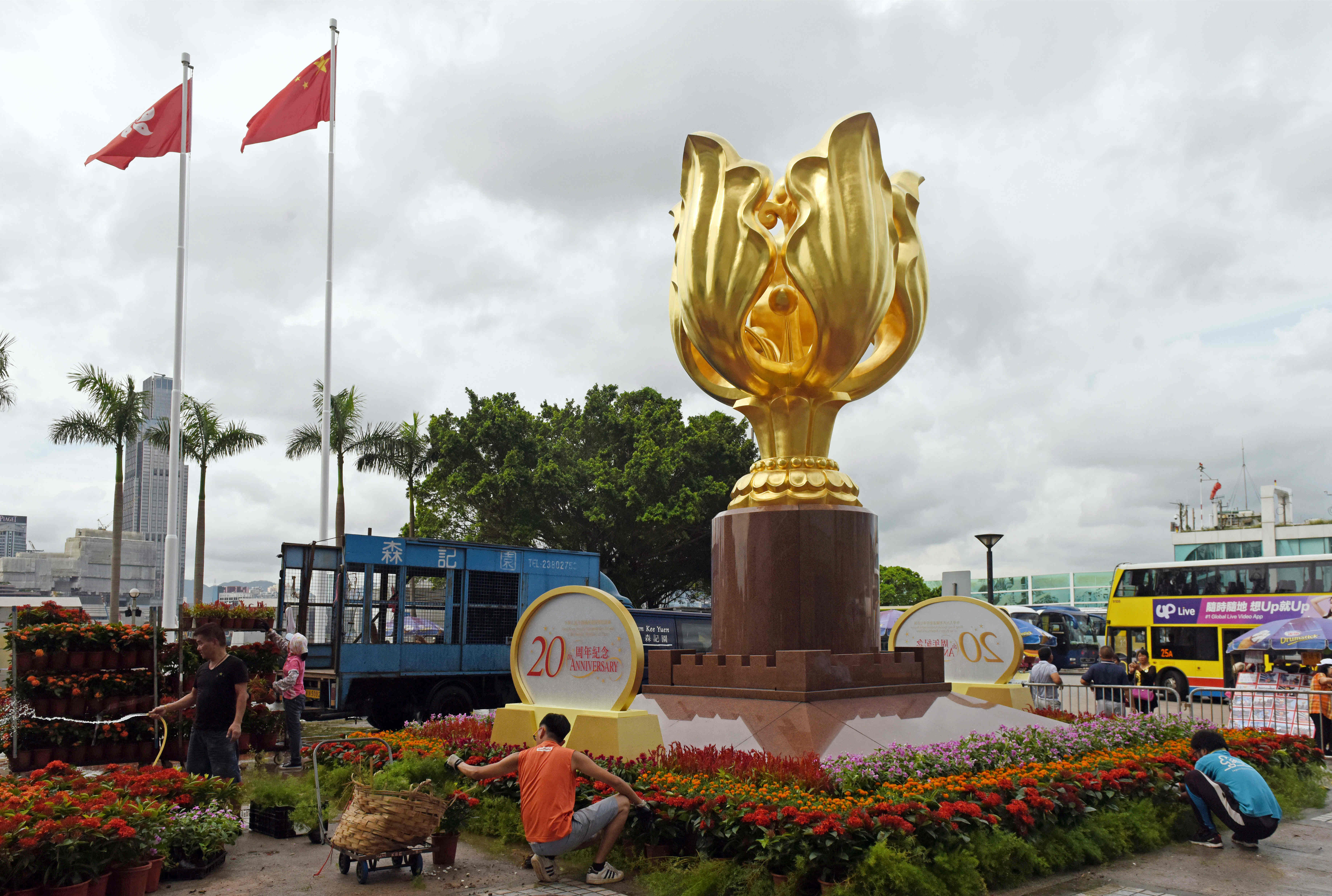 1997年香港回归前夕,英国34艘军舰闯入南海,与我军对峙三天后认怂