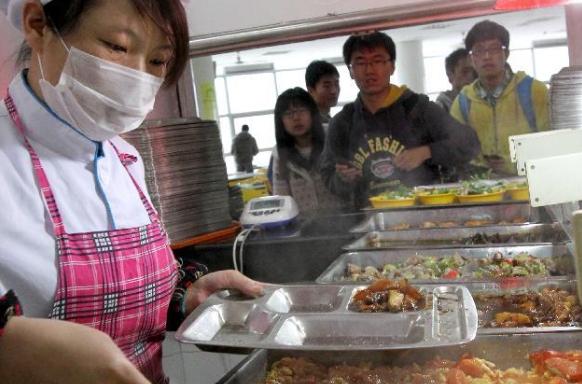 为啥大学食堂饭菜那么“便宜”？不怕“亏”吗？这4点原因很现实