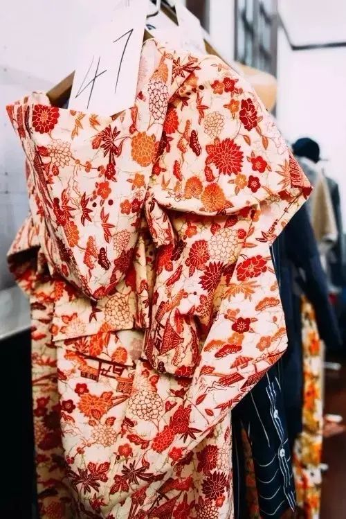 中国人只会跟风买名牌？80后女孩用旧衣改造成潮牌，燃炸上海滩