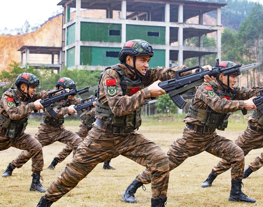 解放军中政委和军事主官谁大,省军区的司令员相当于什么官员