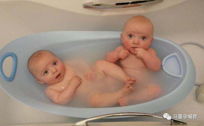夏天给宝宝洗澡千万别踩这些坑,夏天宝宝洗澡要擦抚触油