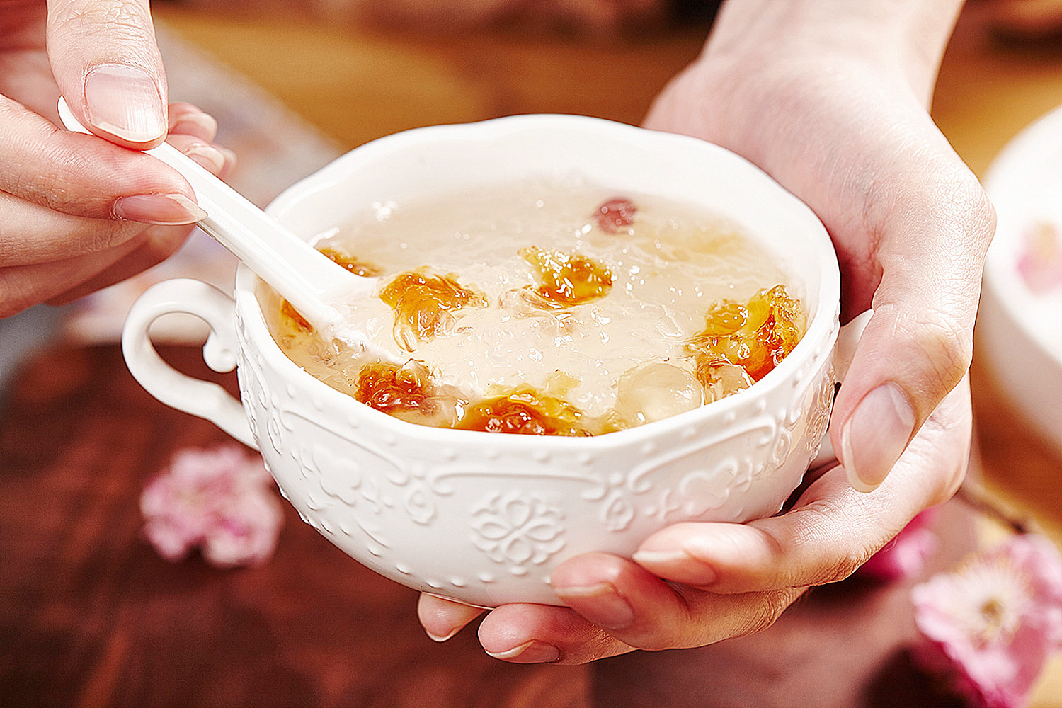 孕吐厉害的孕妈都有哪些特征,早期孕吐严重代表什么