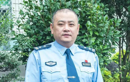 有机会当老师却跑去公安局当临时工一座城缅怀着一个人