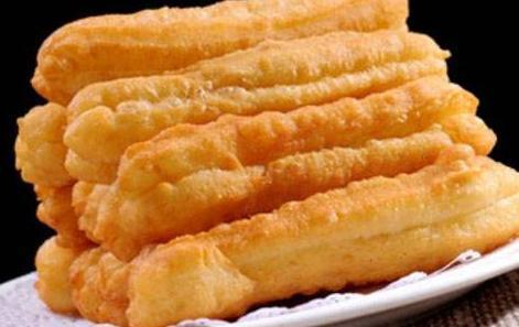 酵母油条膨松剂炸油条,炸油条放了油条蓬松粉还放酵母吗