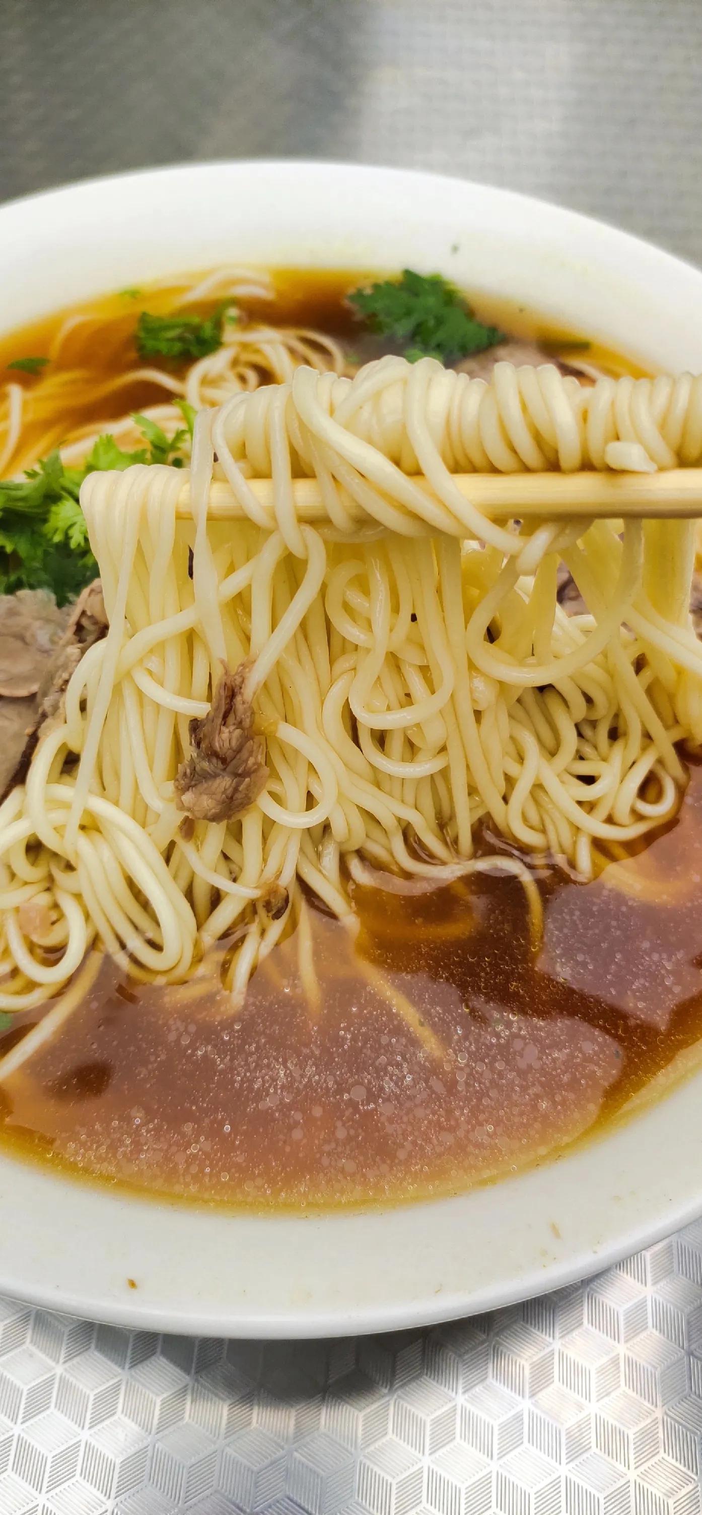 青岛黄汤拉面飘着绿色的油沫,青岛黄汤拉面