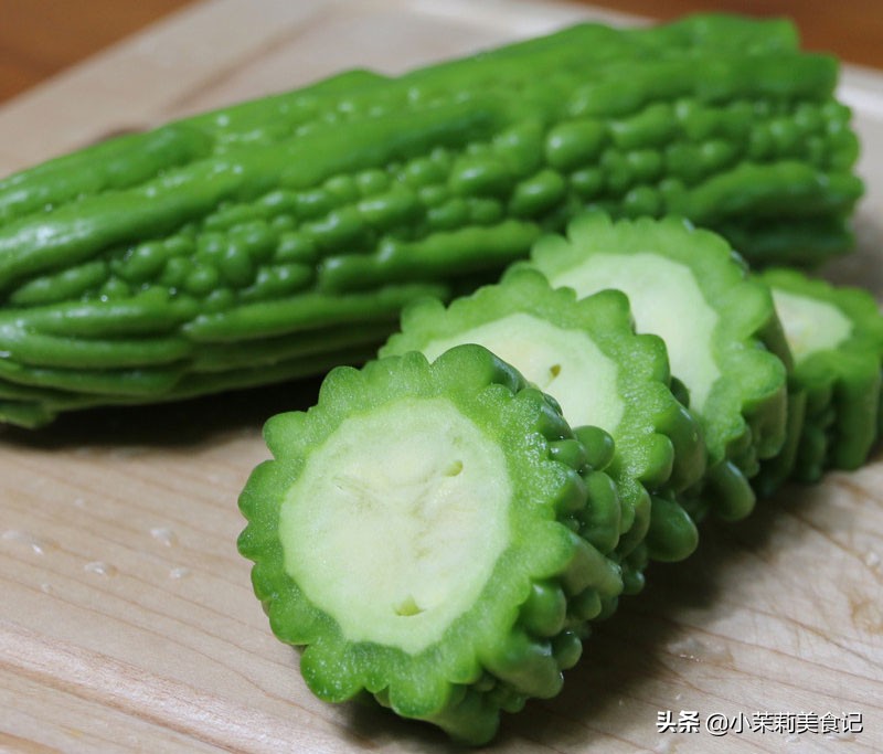 买苦瓜重的好还是轻的好,买苦瓜甜不甜