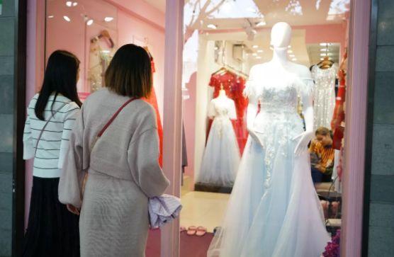 广有一条贩卖幸福的街,每天来这里的人,99%都是办喜事的