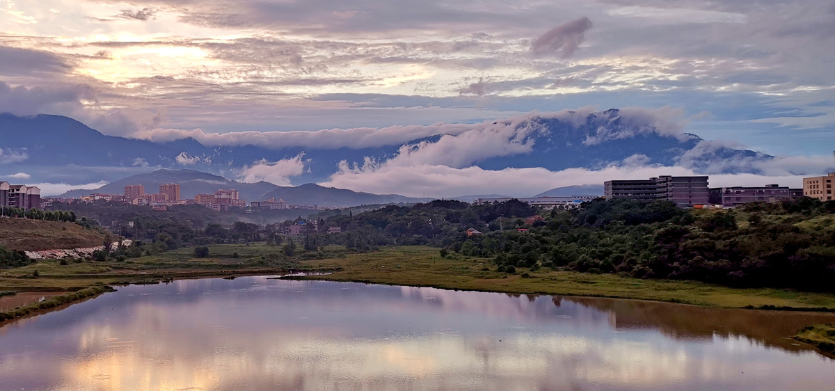 A用了B的名字，B只能改名，星子县成了庐山市，庐山区成了濂溪区