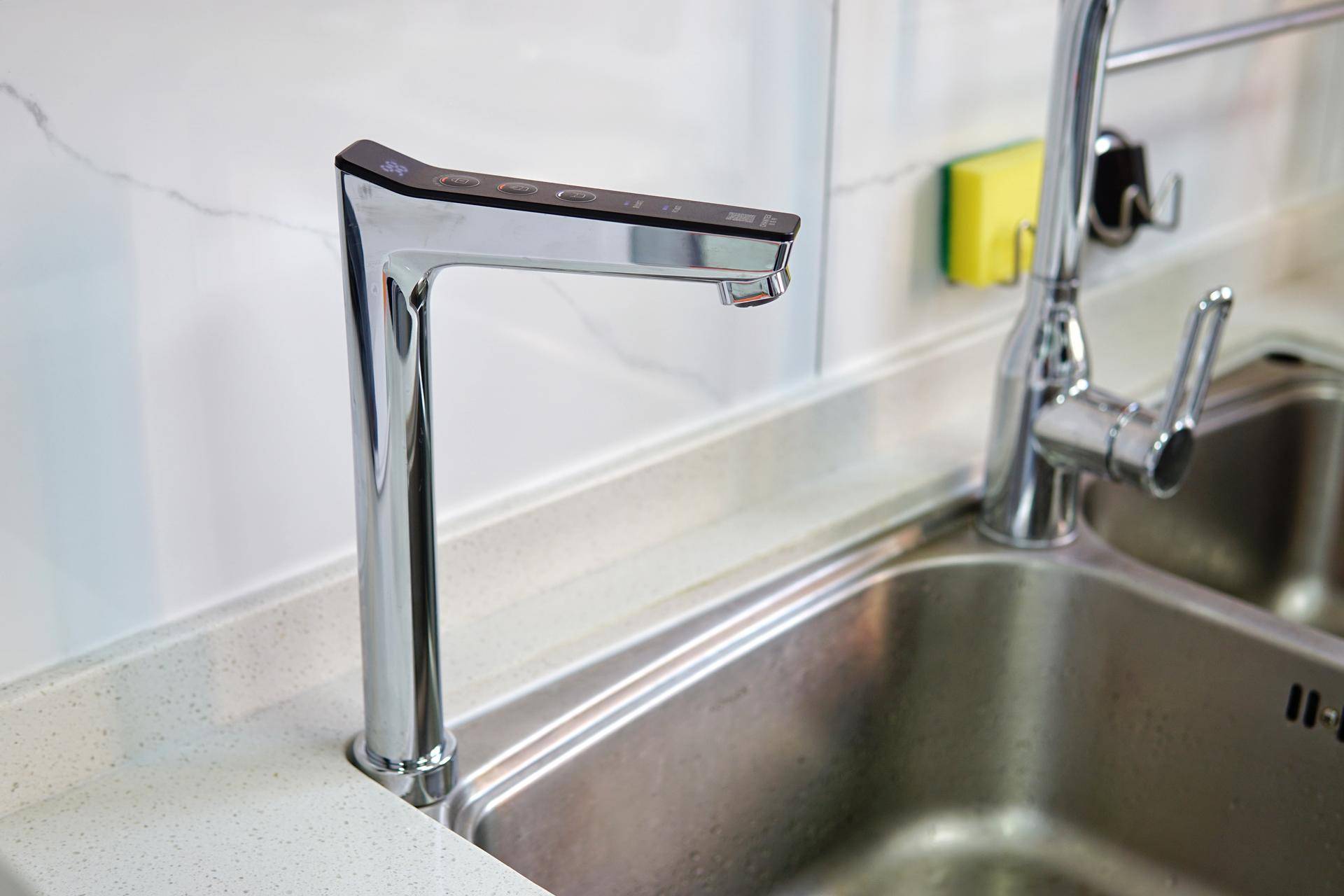 房价那么贵一点也不能浪费,台面净热一体净水机测评