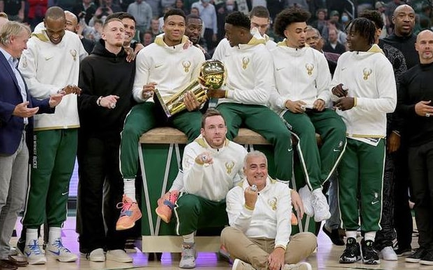 NBA冠戒之最:字母哥刚拿的戒指306颗钻不算多,猛龙640钻创纪录