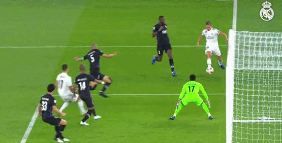 71场进1球！皇马“太子”铁树开花打进生涯首球，女友激动看哭