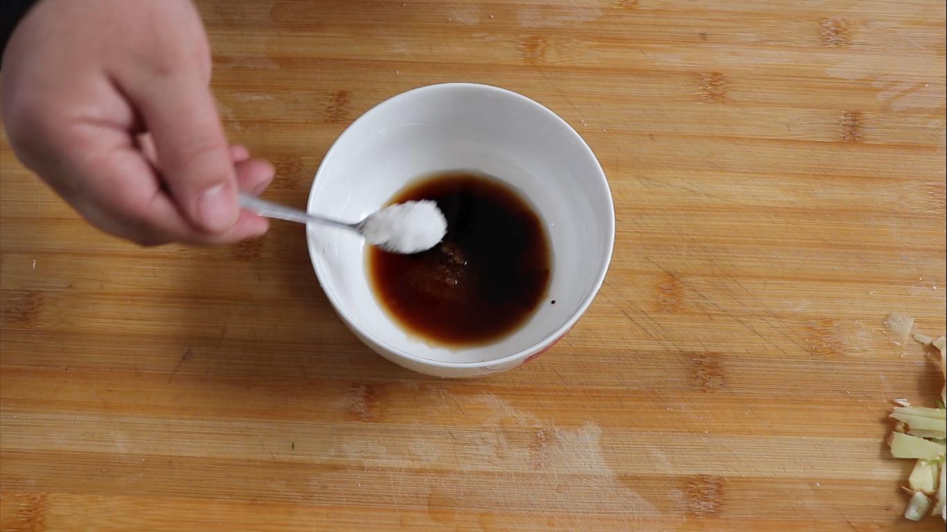 在家做油焖大虾出锅前放什么料,做出来的油焖大虾很腥怎么办