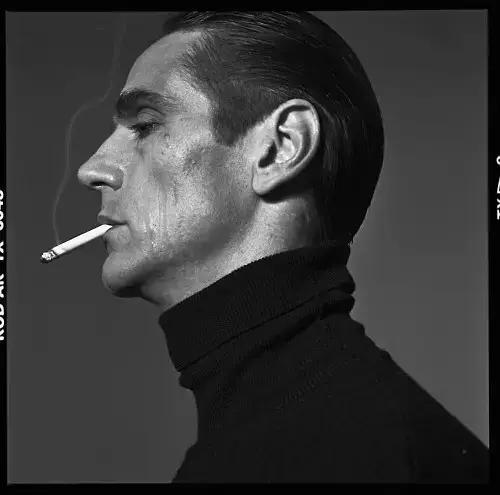 他是《洛丽塔》男主,畸形恋专业户,也是禁欲系不老男神