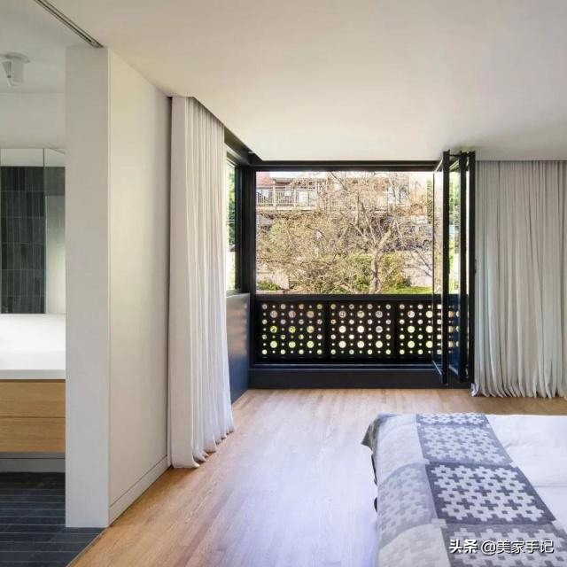 她在别墅外墙搭了个“黑盒子”，从而多出了间阳台和厨房！太聪明