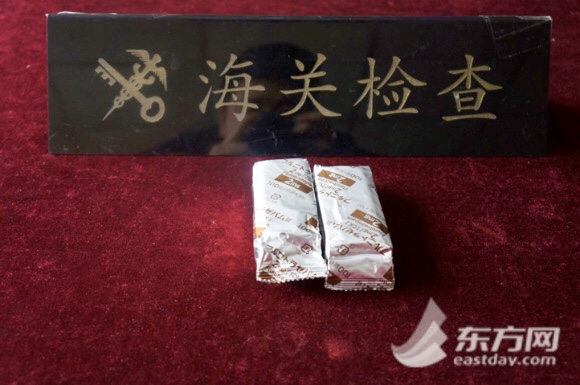 警方抓捕最新一批网络假货现场,上海查获大量毒品