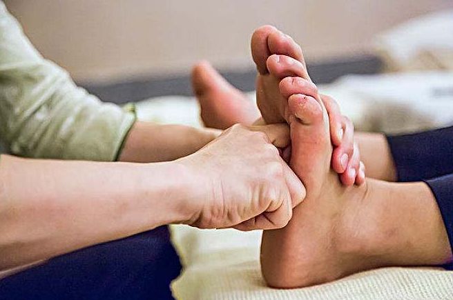 颈椎肩膀僵硬酸痛吃什么药,如何治疗颈椎病脖子和肩膀疼