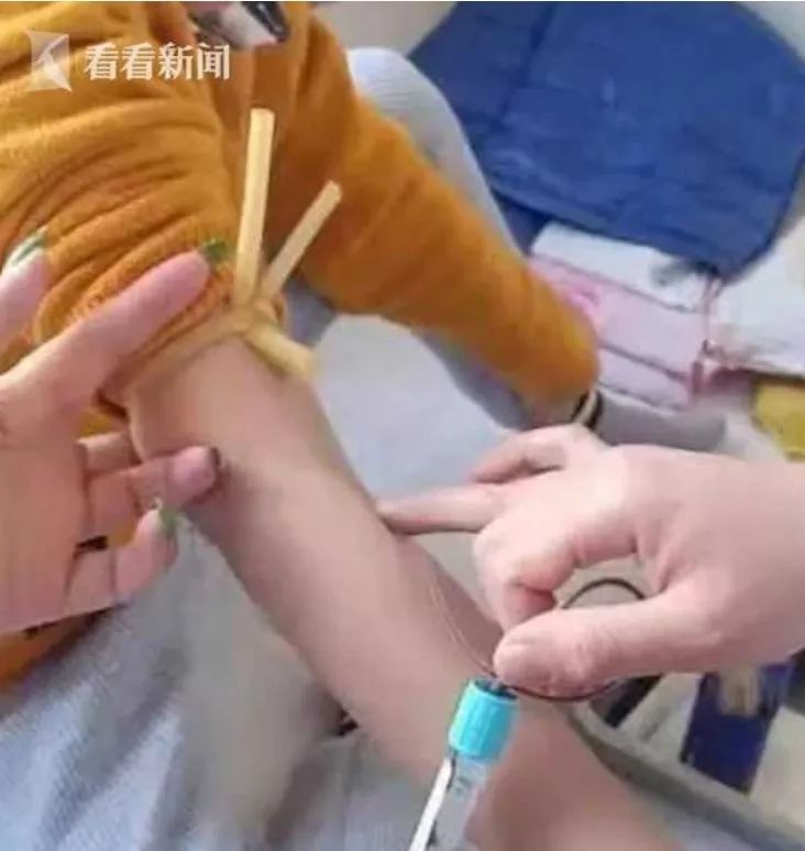 可怕男孩被老师砸脚底板,男老师狠踢学生踢腿骨折