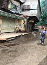 吓得娃儿们这个跑啊，绳子都拦不住哇