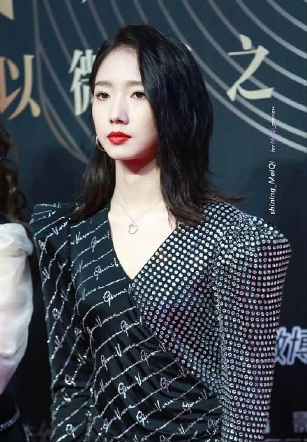 傅菁孟美岐衣服差别,傅菁和孟美岐同框