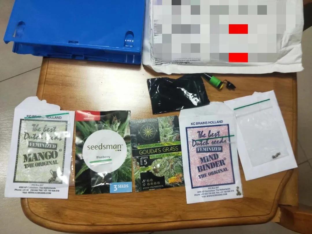 22岁小伙为抑郁症治疗,抑郁症自己买药买什么药