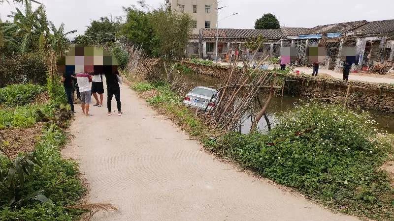 往前开,往鱼塘开!8年驾龄老司机的“翻车”过程