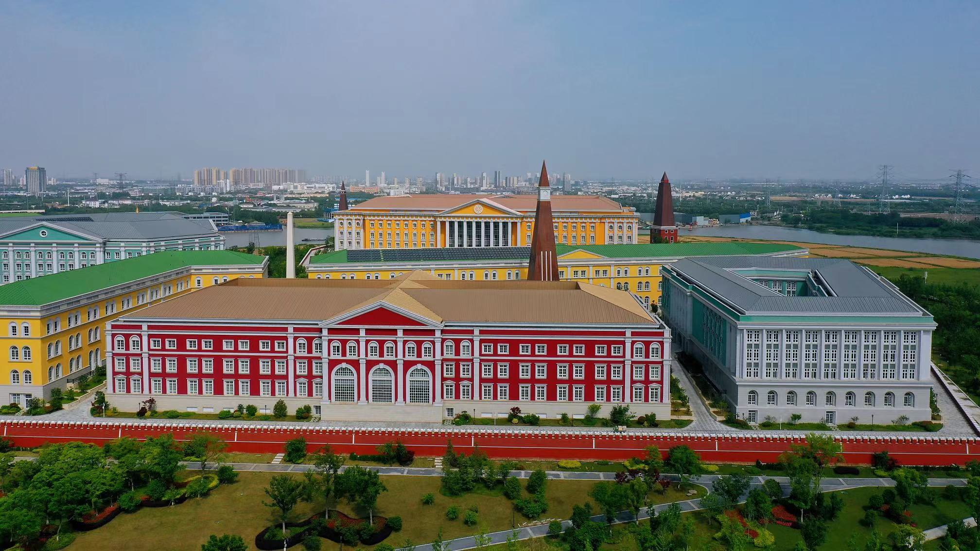 苏州华为研发中心，花了8年时间打造而成，外观就像一座欧洲小镇