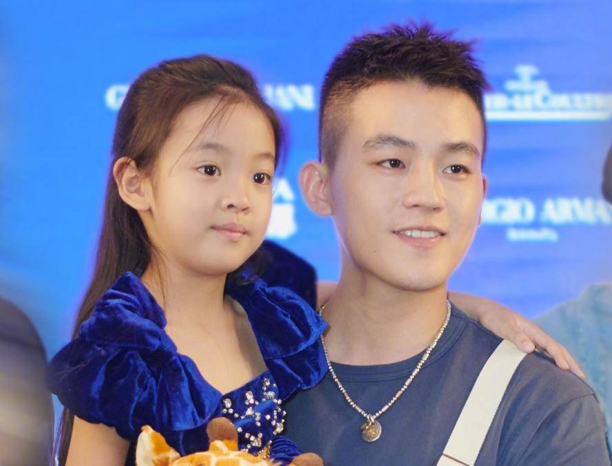 与马思纯分手后放飞自我？欧豪成“夜店咖”，与好友玩到凌晨