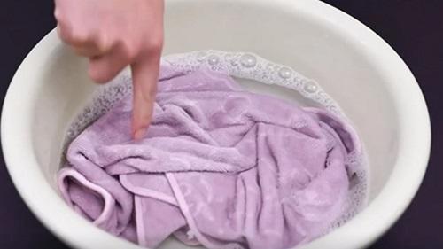 毛巾用一段时间变黄什么原因,生活小窍门毛巾变黄如何去除