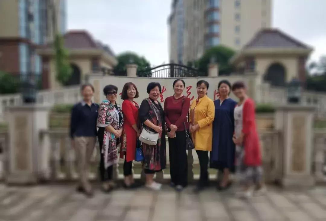 大妈拍照经典15个动作图片,中年大妈拍照摆拍动作