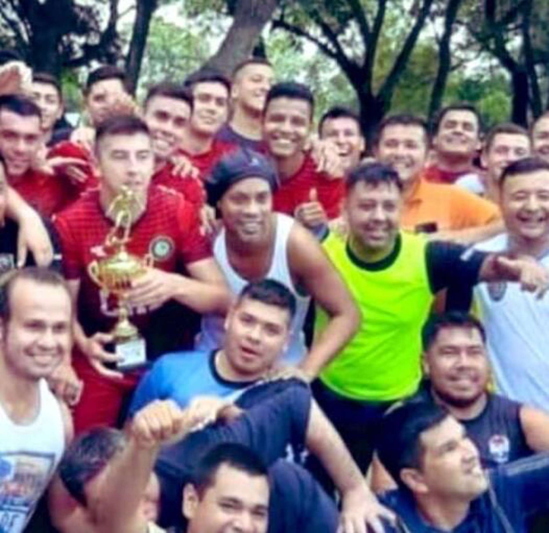 小罗因假护照被捕判几年,小罗入狱被保释