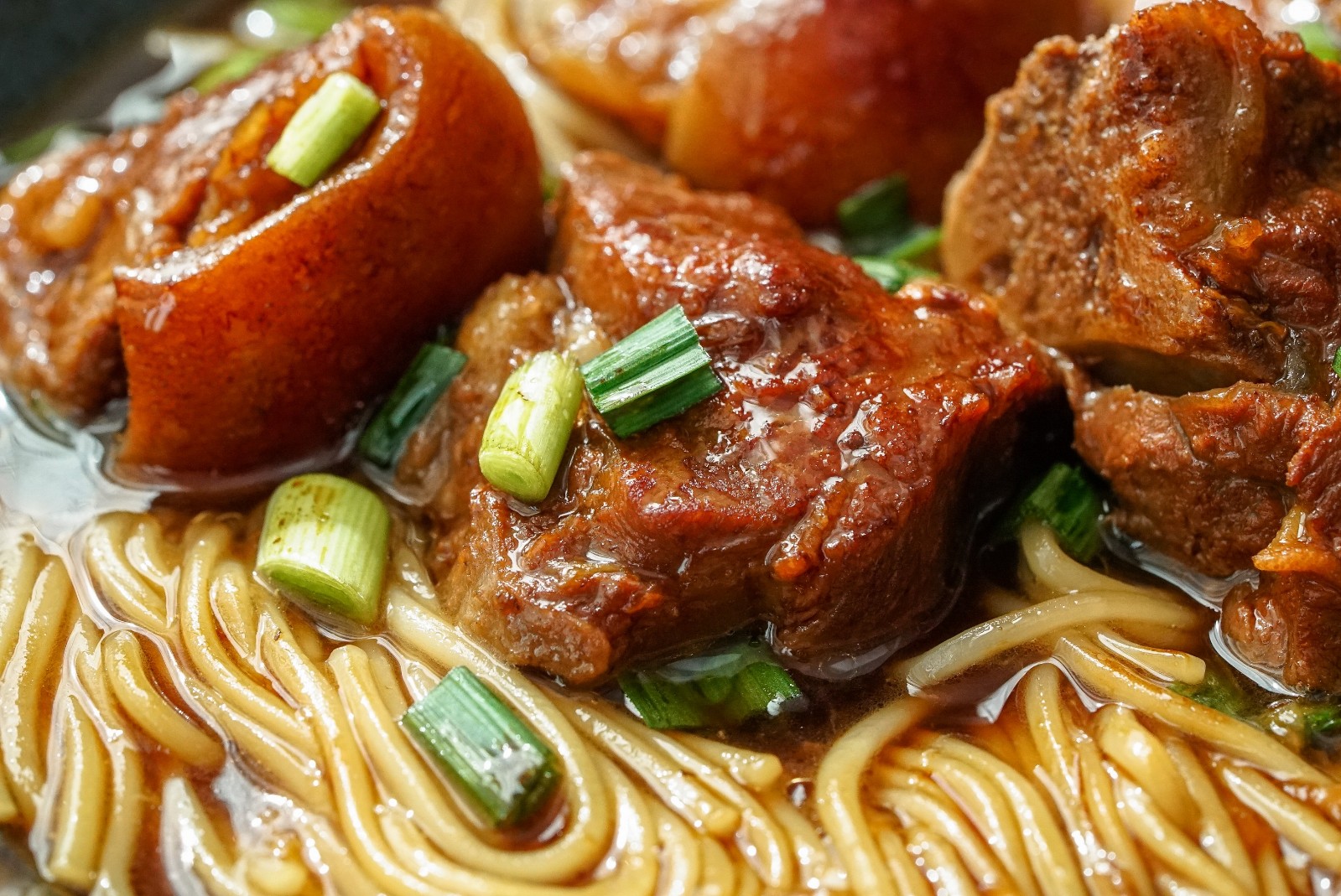 红烧羊肉羊肉面的家常做法,羊肉汤可以煮红烧牛肉面吗