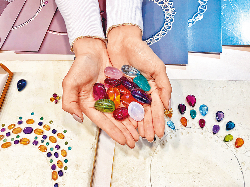 赏心悦目色彩斑斓,瑰丽彩宝唇膏