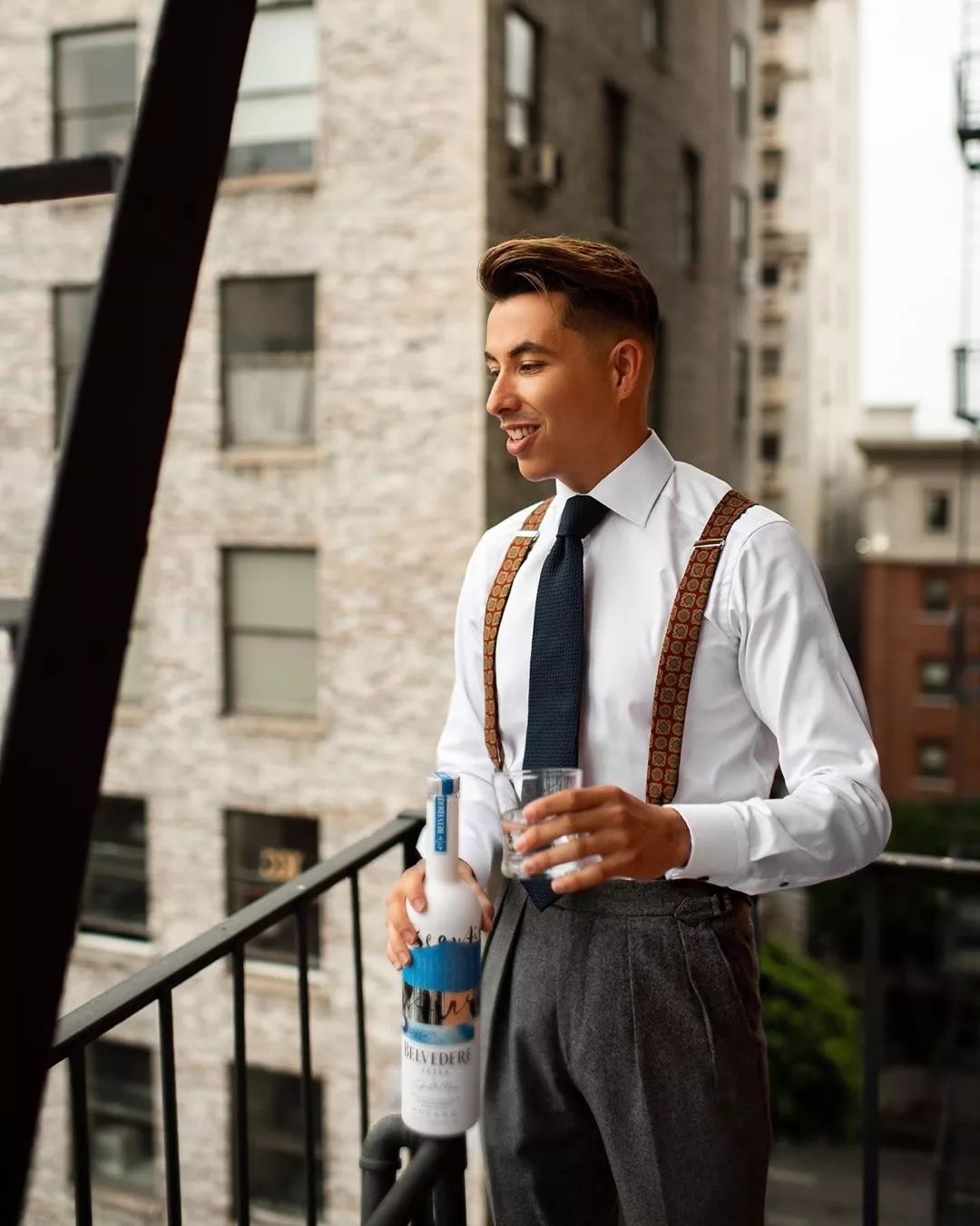 简单的衬衫穿出不同的潮流感来,衬衫怎么穿才能既时尚又舒服