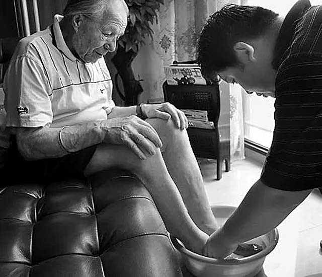 中国小伙为报答瑞士房东为其送终,2012年老人去世:想长眠于中国